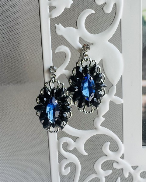 Luxusní crystal - černo modré kamínky náušnice modrá černá svatba černé modré luxusní bižuterie luxus náušničky náušky svatební ples plesové bižuterní crystal bižu kamínek modročerné černomodré na ples kamínkové luxury svědek crystals 