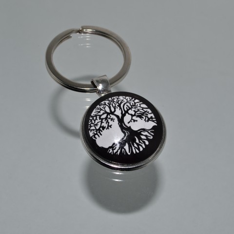 Přívěsek na klíče - strom (0225) přívěsek dárek strom přívěšek klíče klíč klíčenka drobnost přívěsky přívěšky černobílý na klíče přívěsek na klíče na klíč strom života přívěseknaklíče naklíče stromživota naklíč 