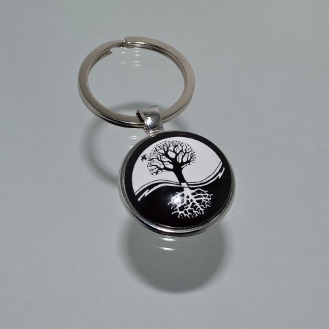 Přívěsek na klíče - strom (0230) přívěsek dárek strom přívěšek klíče klíč klíčenka drobnost přívěsky přívěšky černobílý na klíče přívěsek na klíče na klíč strom života přívěseknaklíče naklíče stromživota naklíč 