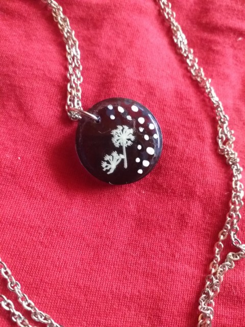 Náhrdelník Křehká květina šperk náhrdelník šperky květina květiny černá pryskyřice černý náhrdelníky černá a bílá originální šperk jemný šperk náhrdelník s květinou romantický šperk originální šperky 
