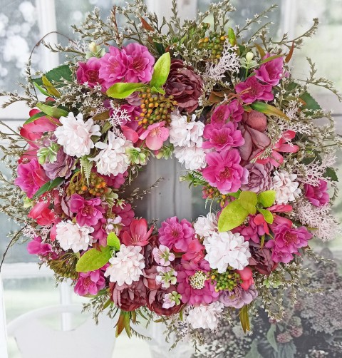 Barevný věneček domov dekorace věnec netradiční aranžmá floristika wreath květina flower podkova oblouk 