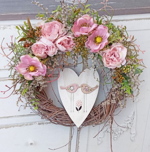 Věneček jarní, se srdíčkem domov srdce dekorace květina věnec romantika svatba venkov chata chalupa oslava aranžmá nevěsta nostalgie flower floristika wreath 