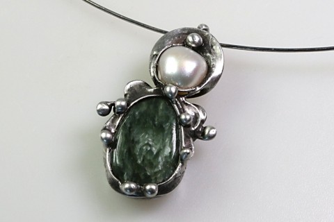 Andělíček (serafinit, perla) přívěsek talisman zelená anděl andílek andělíček říční perla přívěs amulet serafinit 