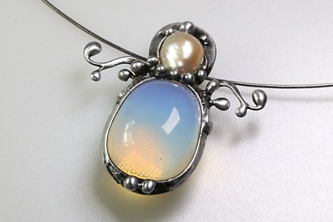 Andělín (opalit, perla) přívěsek talisman bílá anděl andílek andělíček říční perla přívěs amulet opalit měsíční kámen 