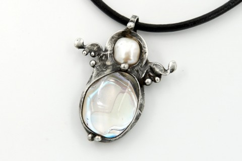 Anděl (křišťál, perla) náhrdelník přívěsek cín křišťál anděl andílek andělíček perlička přívěs amulet mosaz aqua duhová perla říční aura 