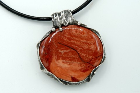 Dotek magie (jaspis) náhrdelník přívěsek kámen cín červený minerál jaspis přívěs noc amulet mosaz kambaba 