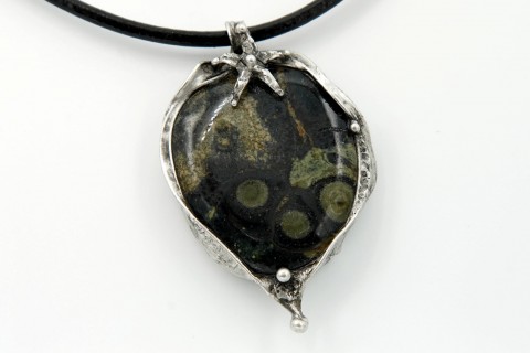 Kvítek z Brokilonu (jaspis) náhrdelník přívěsek kámen cín zelený květ minerál jaspis přívěs kvítek amulet mosaz kambaba 