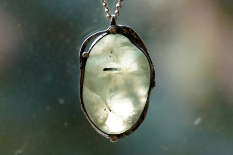 Příchod jara (prehnit) náhrdelník přívěsek cín řetízek přívěs prehnit amulet mosaz epidot 