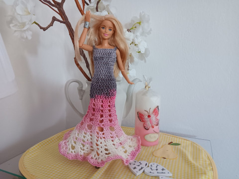 Barbie - dlouhé šatičky panenka klobouček barbie 