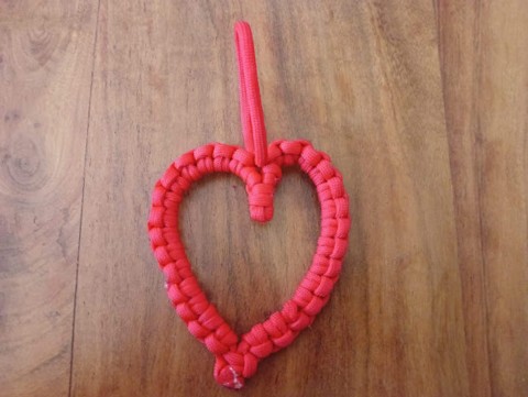 Srdíčko z paracordu přívěsek klíčenka paracord 