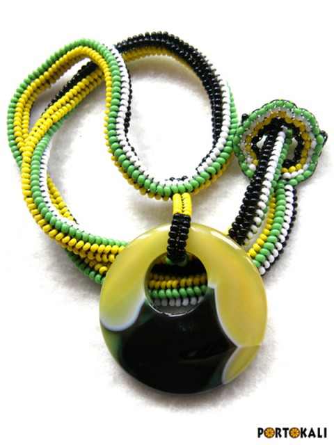 Náhrdelník v barvách Jamaiky náhrdelník achát zelená černá žlutá beadweaving donut jamajka 