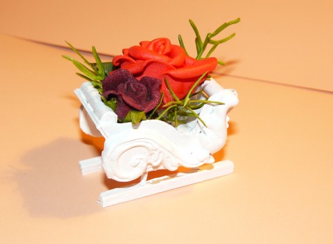 Mini dekorační saně bílé růže sáňky saně 