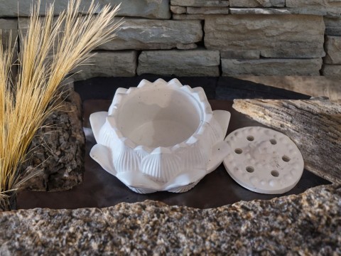 DÓZA LOTUS s pukličkou - BÍLÁ kámen dekorace ručně dárek svíčka dóza elegantní interiér růže dekorační stůl luxusní romantická květinová kulatá dárková umělý vyráběná 