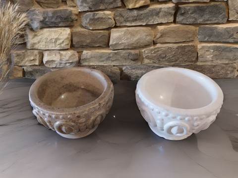 DÓZA Z UMĚLÉHO KAMENE šperky kámen dekorace ručně originální nádoba dóza elegantní interiér ornament design univerzální praktická víčko umění stylová kulatá dárková umělý exkluzivní multifunkční vyráběná úložná skladování. 