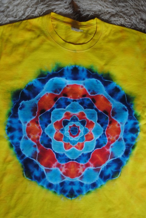 Batikované tričko  - Štěstí radost květina svěží batika žlutá jaro léto mandala batikované. hippies 