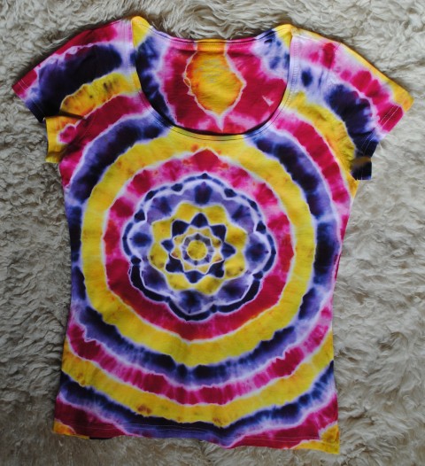 Batik. tričko  Malinovo-ostružinové radost květina svěží batika žlutá jaro léto mandala batikované. hippies 