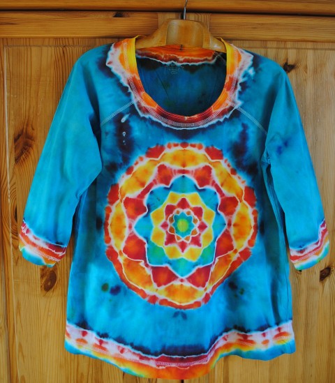 Batikované tričko -  Jasný den radost květina modrá svěží batika jaro léto mandala batikované. hippies 