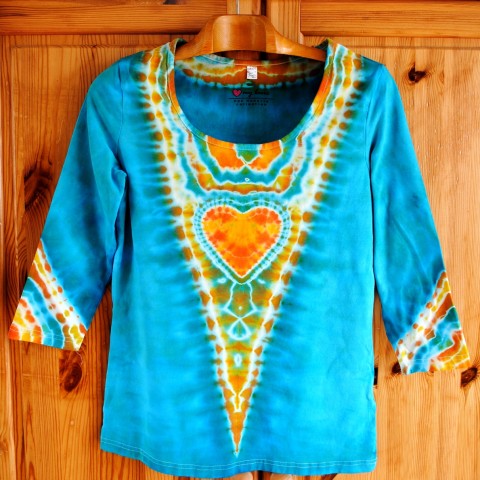 Batikované tričko - Srdce na dlani voda srdce moře modrá batika veselé léto tyrkysová sluníčko hippie batikované 