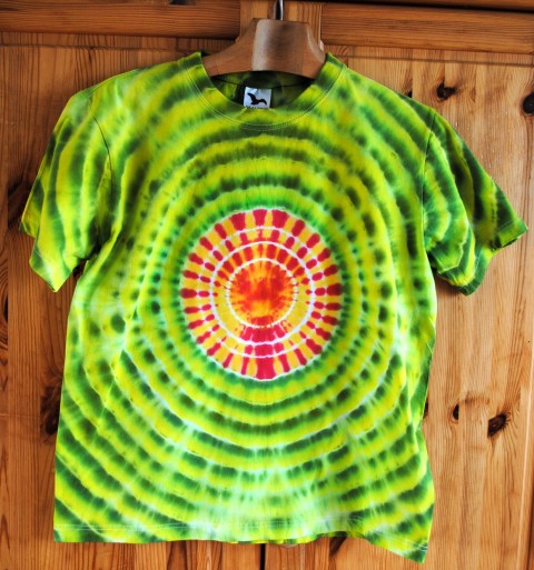 Batikované tričko  - Jaro na louce zelená louka léto slunce mandala hippies boho bohémské 