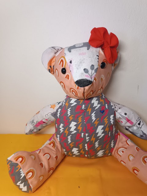 Keepsake medvídě šití medvěd dětské látka plyšový medvídě pro maminky upcyklace keepsake. plyšák šití na zakázku upcykling 
