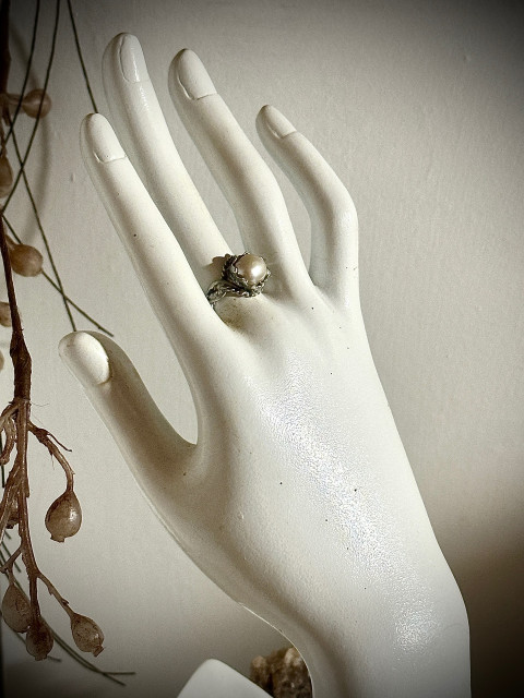 Luna v kalichu prsten říční perla šperky z cínu 