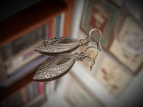 Tepané Náušnice kov náušnice ozdobné kovové lehké tepané handmade peříčka ruční výroba nerezová ocel šperkařství česká výroba 