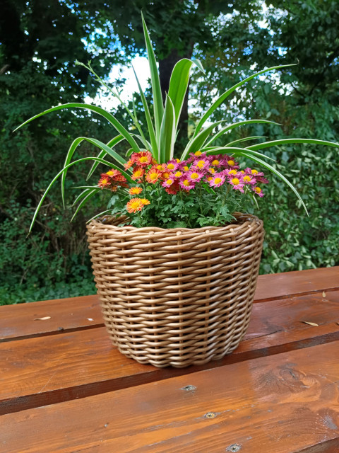 Ručně pletený košík na květiny dekorace dárek květináče květináč handmade bytová dekorace ruční práce zahradní dekorace boho styl přírodní styl pletený květináč ratanový květináč designový květináč 