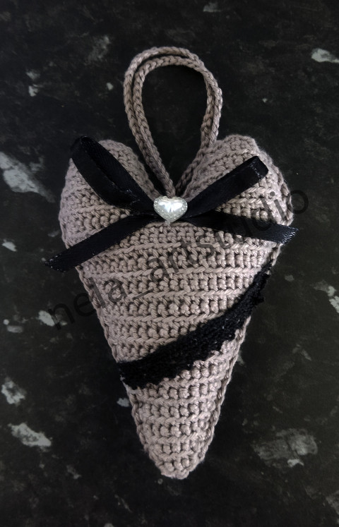 Háčkované srdce šedé srdce handmade ruční výroba originální dárek háčkovaná dekorace dekorace na zavěšení 