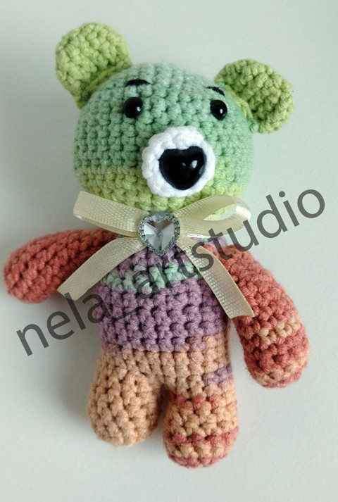 Háčkovaný medvídek jarní variace medvídek hračka háčkovaný plyšák handmade ruční výroba háčkované zvířátko handmade hračky 