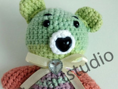 Háčkovaný medvídek žlutý