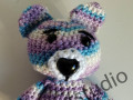 Háčkovaný medvídek modrofialovobílý
