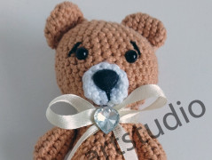 Háčkovaný medvídek žlutý