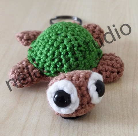 Háčkovaná želvička hnědo-zelená zvíře želva háčkování přívěšek klíčenka handmade ruční výroba 