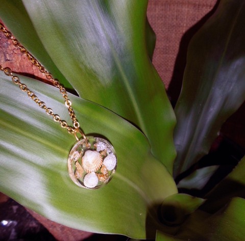 Kolečko s mušličkami náhrdelník kolečko pryskyřice zlato mušličky 