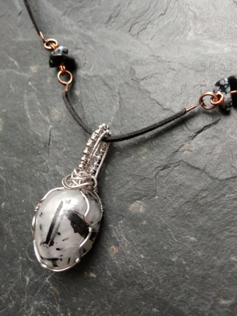Přírodní křišťál s inkluzemi šperky dárek svátek výročí řetízek nerez ocel minerály wire-wrapping kameny drátkování ruční výroba pro ženy hand-made 