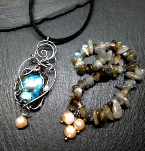 Labradoritový přívěsek s perlami šperky dárek svátek výročí řetízek nerez ocel minerály wire-wrapping kameny drátkování ruční výroba pro ženy hand-made 