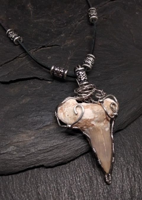 Druhohorní fosílie zubu žraloka šperky dárek svátek výročí řetízek nerez ocel minerály wire-wrapping kameny drátkování ruční výroba pro ženy hand-made 