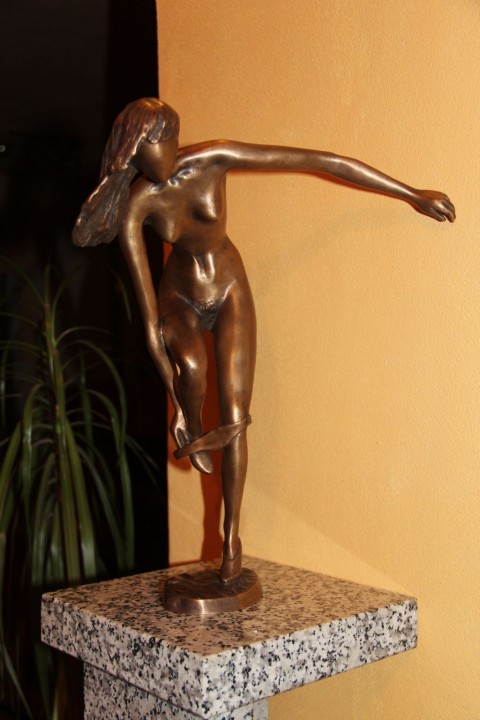 vyzliekajúca žena akt bronz dievča nahá žena 