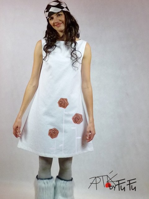 Šaty bílé, růžičky šaty extravagantní apták fufu pomalované šaty dekorované šaty 