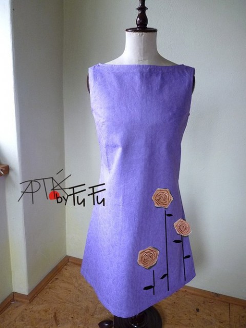 Šaty fialové, růžičky šaty extravagantní apták fufu pomalované šaty dekorované šaty 