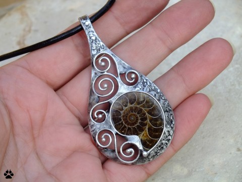 Amulet k prodloužení života-amonit hnědý náhrdelník kámen kov dárek kovový hnědé spirála autorský oranžový náhrdelníky minerály kameny cínový spirály oranžové zkamenělina cihlová amonit cínové amonity zkameněliny amonitový vánoce cín 