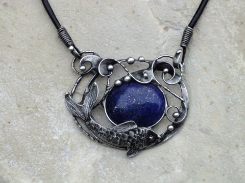 Rybička - lapis lazuli voda kámen modrý kov dárek moře modrá cín rybka rybička kovový modré kovové autorský lazurit lapis lazuli minerály ryby kameny cínový ovál rybky rybičky oválný ploutev vlny cínové odeán 