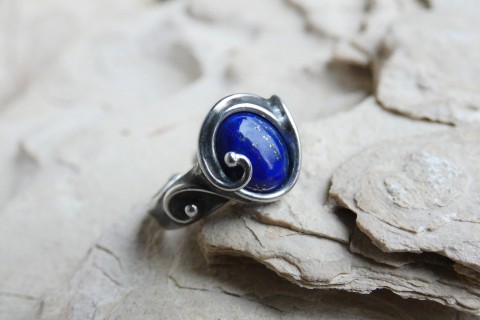 Noc pod hvězdami-prsten s lapis laz kámen modrý prsten modrá cín modré prstýnek autorský lapis lazuli cínované minerály cínovaný kameny cínový ovál prsteny prstýnky oválný pro ženu na prst cínové 