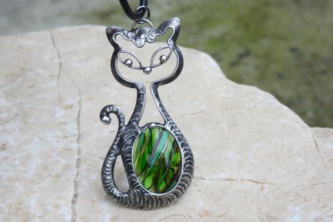 Kočička Elba - náhrdelník se sklem náhrdelník kámen zvíře dárek zelená cín zelený kočka kočička zelené kočky autorský kočičky náhrdelníky cínované minerály cínovaný kameny cínový pro ženu fauna 