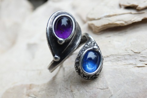 DUO - prsten s kyanitem a ametystem šperk šperky modrý kov dárek prsten cín kovový modré fialové fialový prstýnek kyanit kovové barevný autorský cínované cínovaný cínový prsteny prstýnky oválný dvoubarevný simira na prst cínové kyanitový k vánocům 