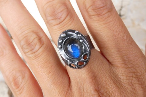 Cínovaný prsten s labradoritem náhrdelník modrý kov dárek prsten modrá cín kovový modré labradorit prstýnek kovové autorský náhrdelníky cínované minerály cínovaný cínový labradoritové ovál prsteny prstýnky oválný prst oválné ovály cínové labradoritový 