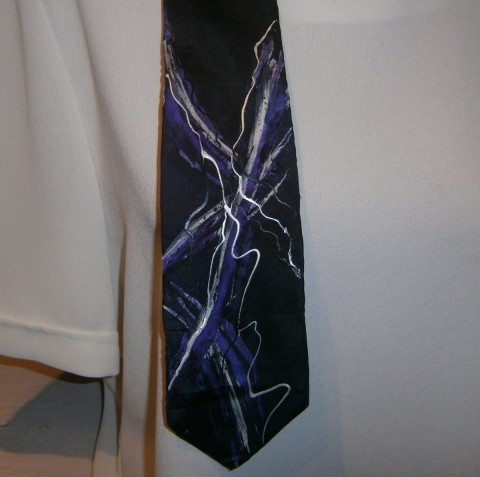 Hedvábná kravata s fialovou. hedvábná kravata tmavá s fialovou 