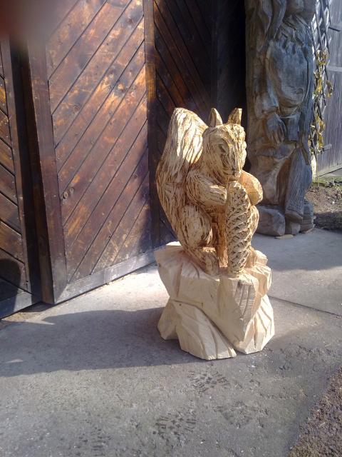 Veverka dřevo dekorace sochy dřevěnésochy motorovou pilou zahradní 