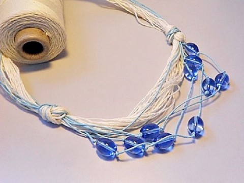 Letní déšť náhrdelník modrá letní přírodní sklokorálky provázky 