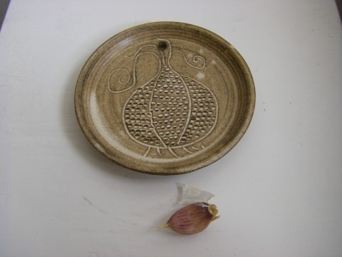 Strouhátko na česnek dekorace keramika česnek přírodní bílek strouhátko 